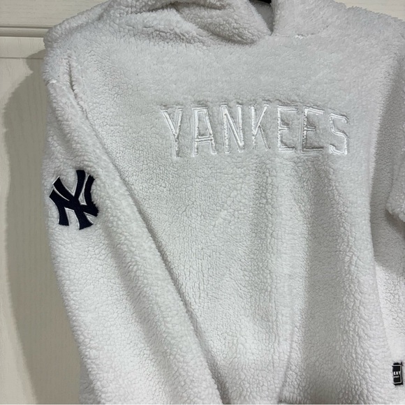 DKNY Sport New York Yankees Sherpa Hoodie Pullover White Women's Size Small - Picture 4 of 11